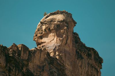 Skull Rock, an eroded sandstone formation resembling a face, overlooking the river.